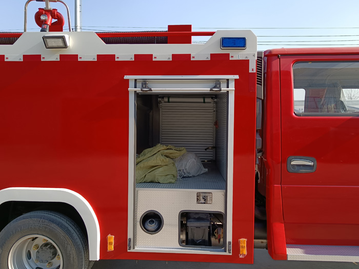 5噸消防灑水車多少錢_油庫貨場港口碼頭消防車_2.5-5噸泡沫消防車現車報價