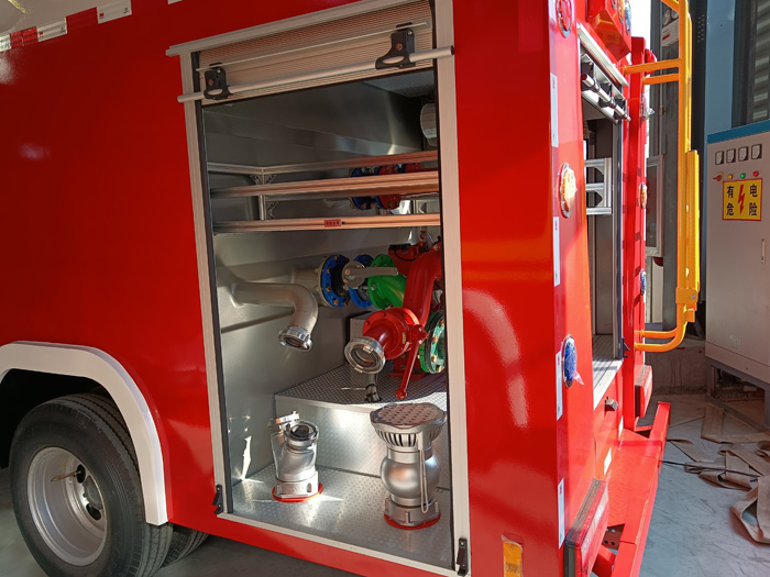 5噸消防灑水車多少錢_油庫貨場港口碼頭消防車_2.5-5噸泡沫消防車現車報價