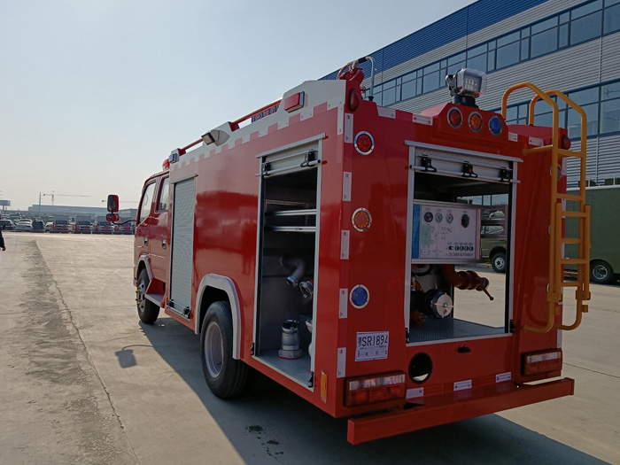 5噸消防灑水車價格_石油化工冶煉廠消防車_1.5-3.5噸水罐消防車現車價格