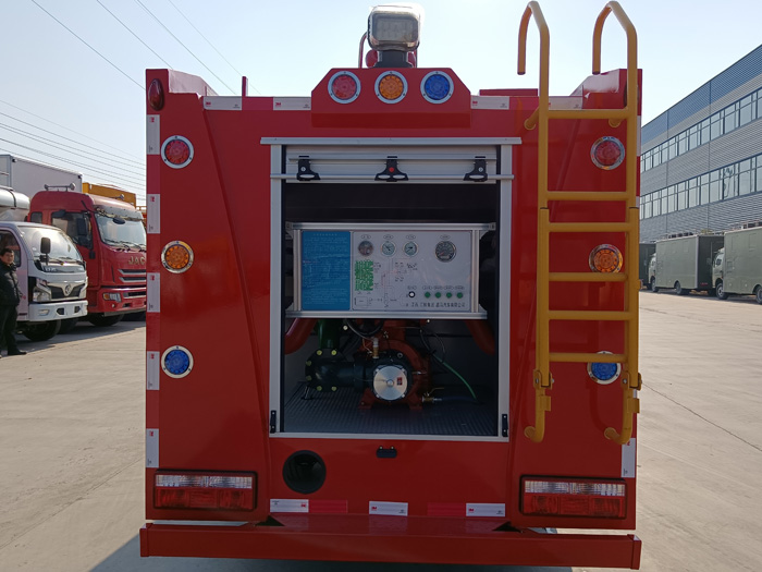 5噸消防灑水車價格_石油化工冶煉廠消防車_1.5-3.5噸水罐消防車現車價格