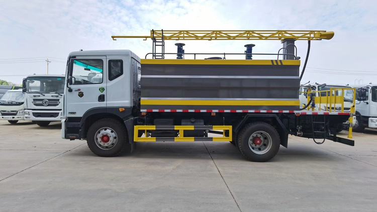 東風D9噴霧封層鐵路抑塵車-15方煤廠抑塵運輸車_榆林12方抑塵灑水車_霧化感應噴淋車_煤炭降塵車