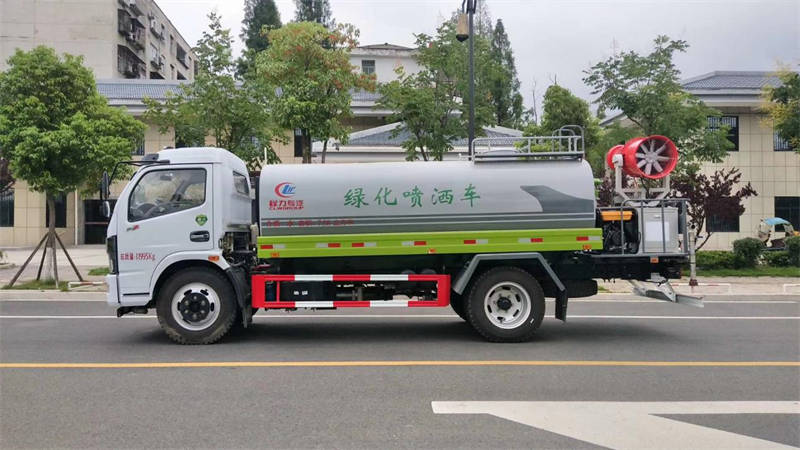 9.2方東風(fēng)綠化噴灑車廠家在哪 9.2方東風(fēng)綠化噴灑車廠家在哪